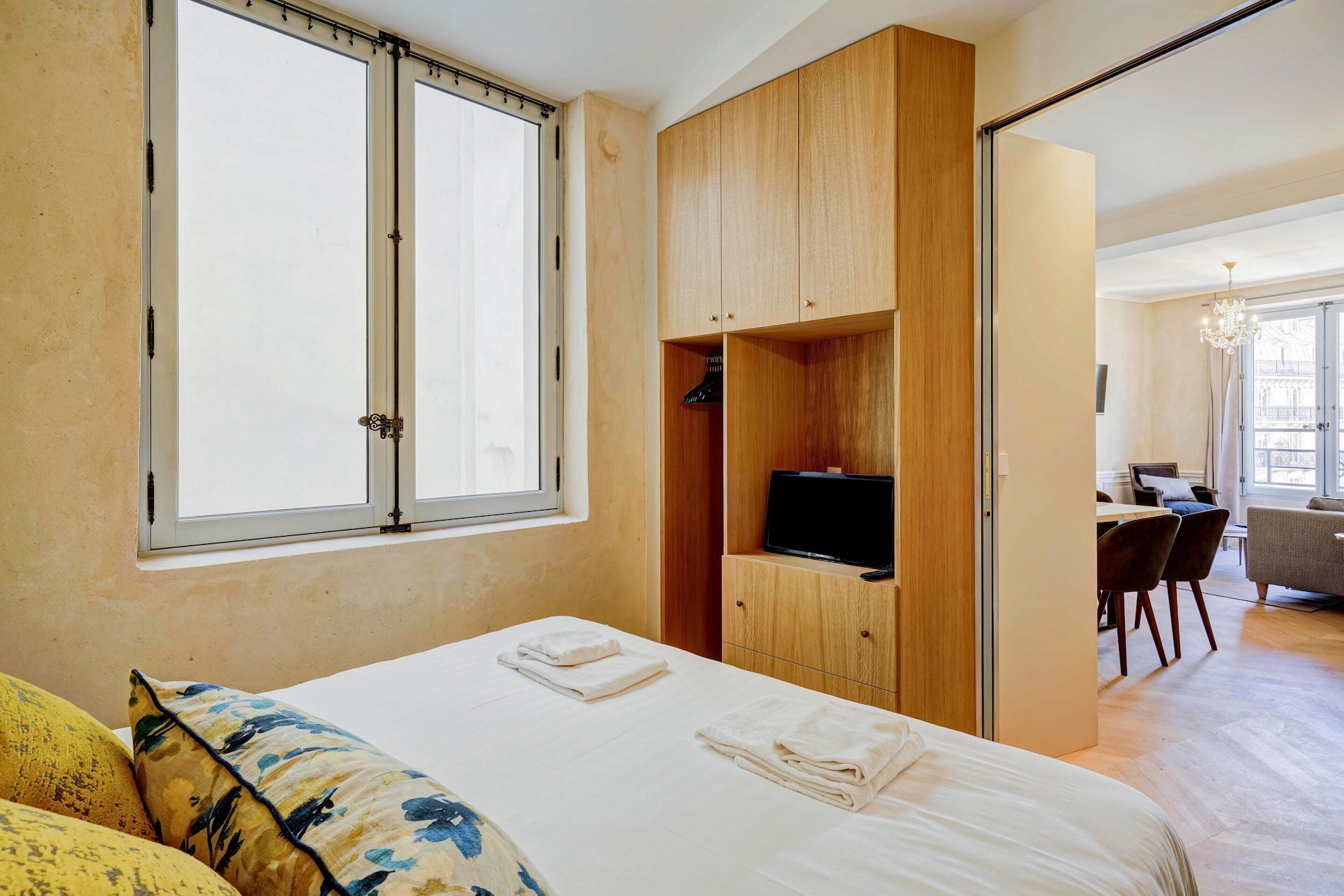 1 Bedroom, Queen Bed, Street View, Sofa