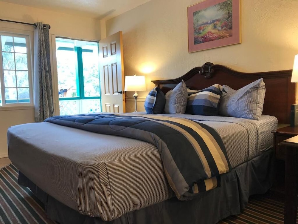 Monterey Pines Inn 32/42