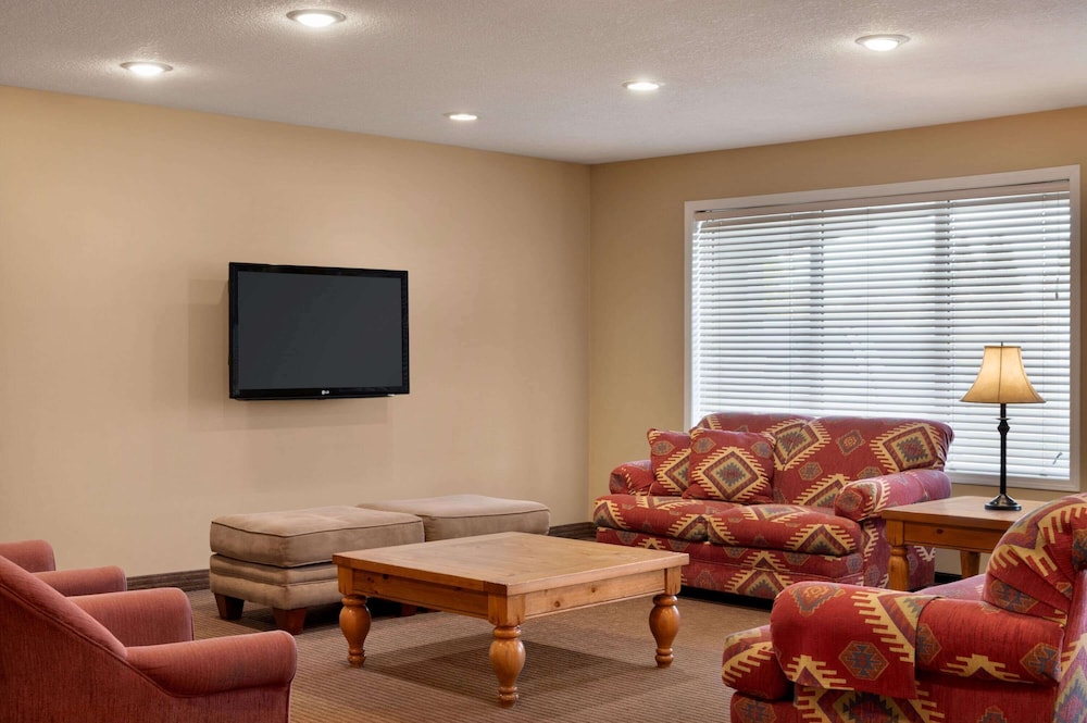 Travelodge by Wyndham Edson 2409079 Alberta Ltd. 40/53