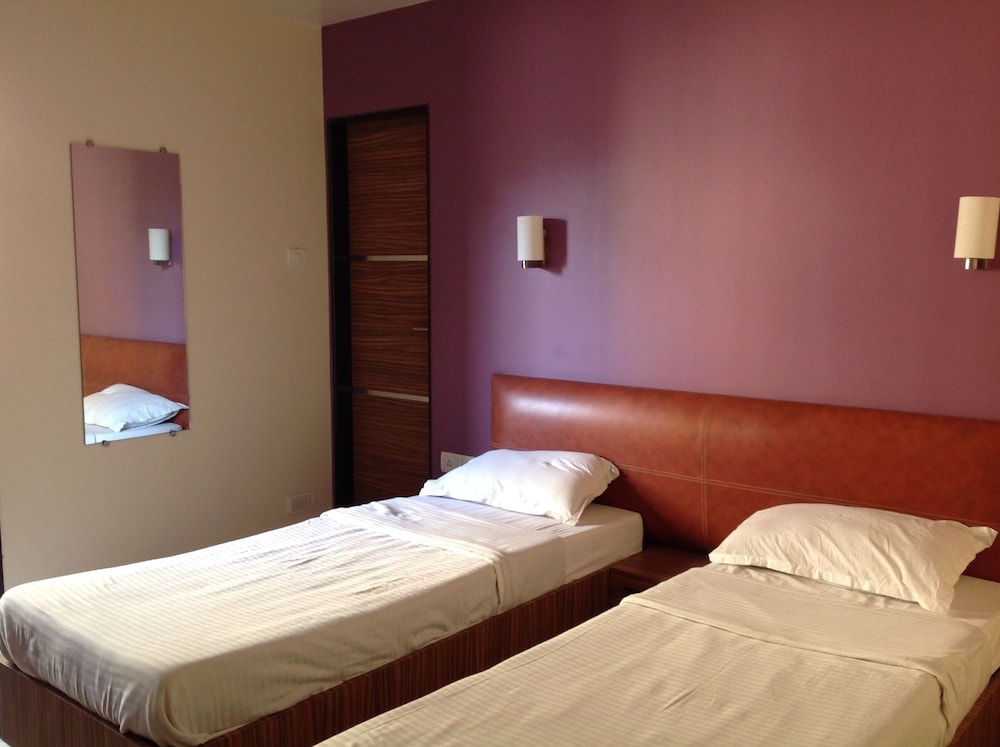 Pals Hotel 32/52