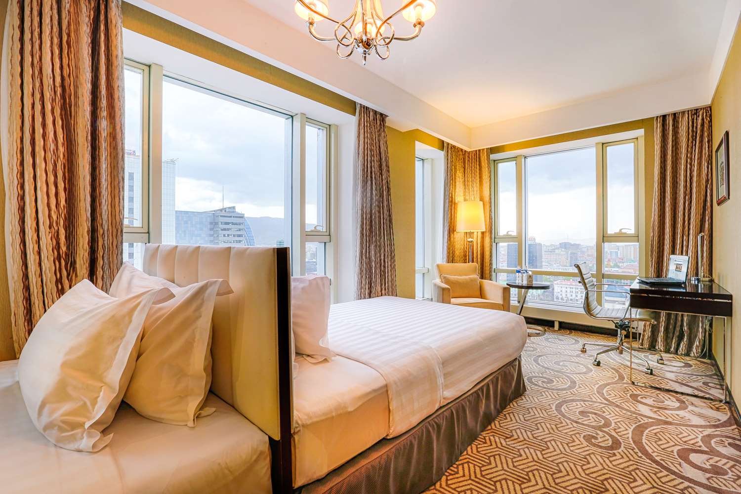 Family, Suite, King and Double Bed, Mountain View, City View