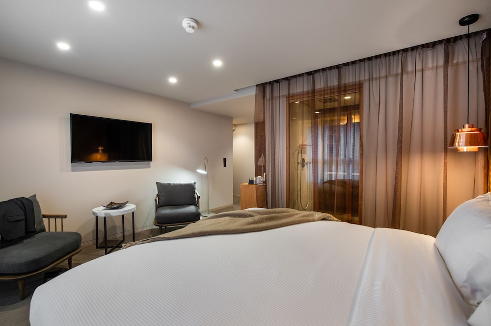 SUITE, QUEEN BED