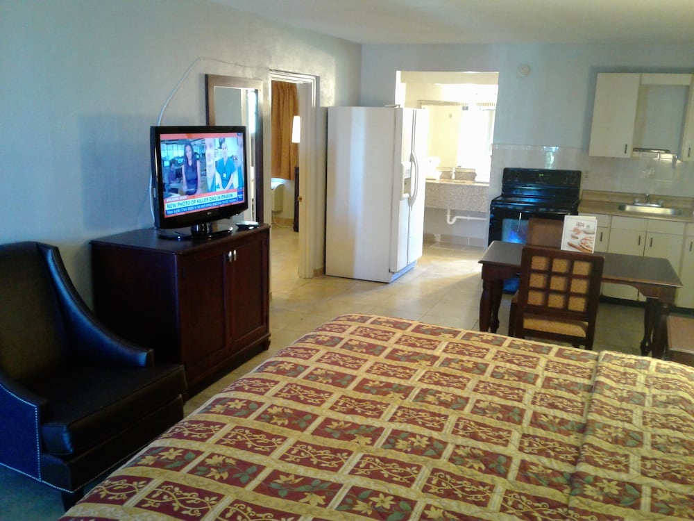 Express Inn & Suites - 5 Miles from St Petersburg Clearwater Airport 31/43