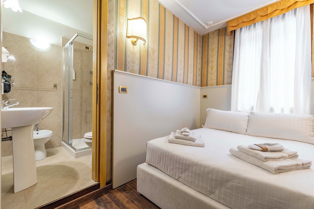ECONOMY, DOUBLE BED, PRIVATE BATHROOM