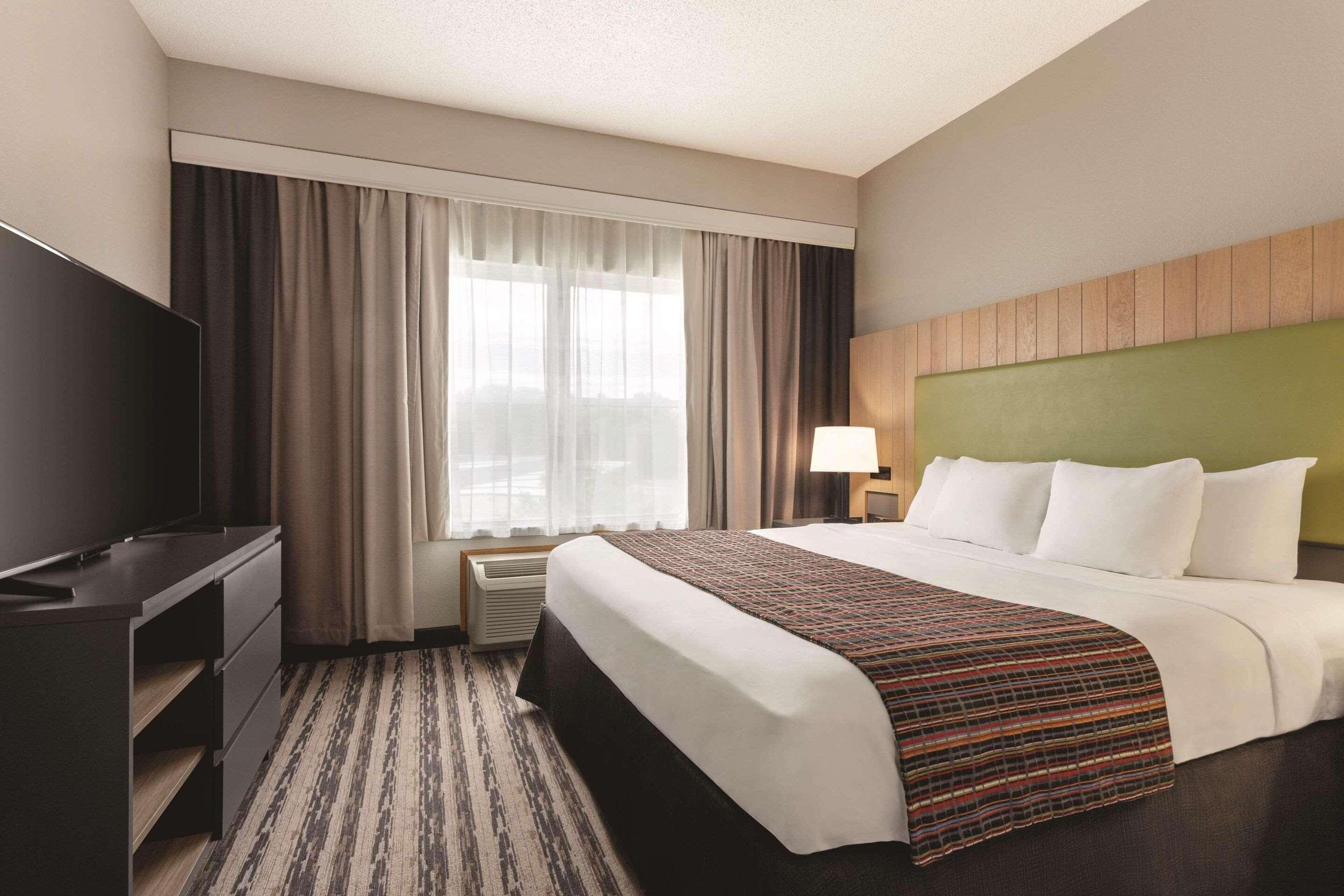 SUITE, KING BED