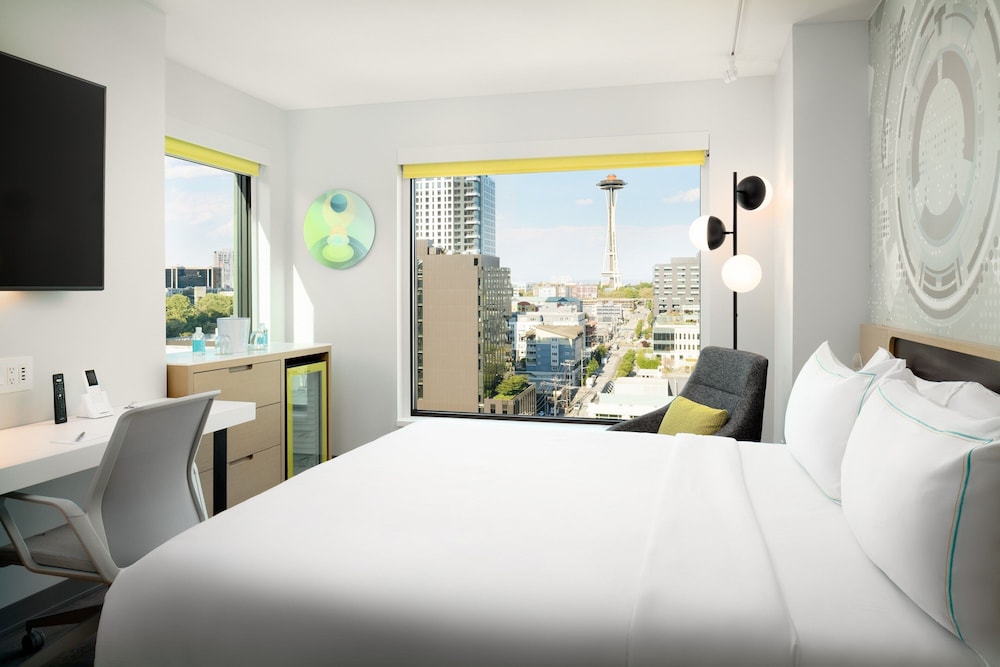 Room, King Bed, Space Needle View, Corner
