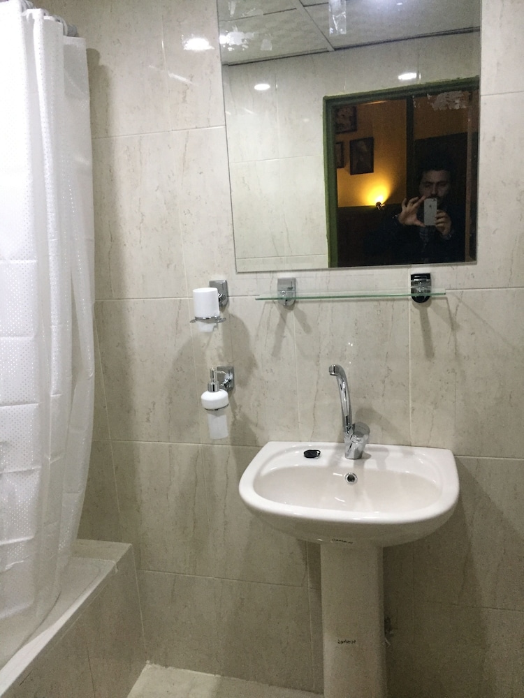 Carlton Hotel 49/49