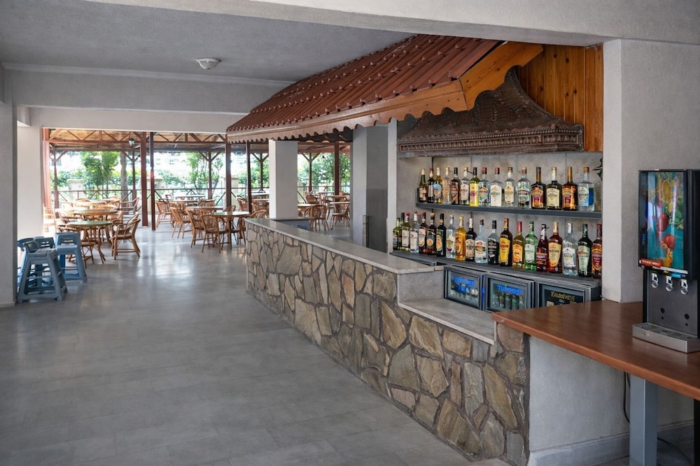 Larissa Inn 40/50
