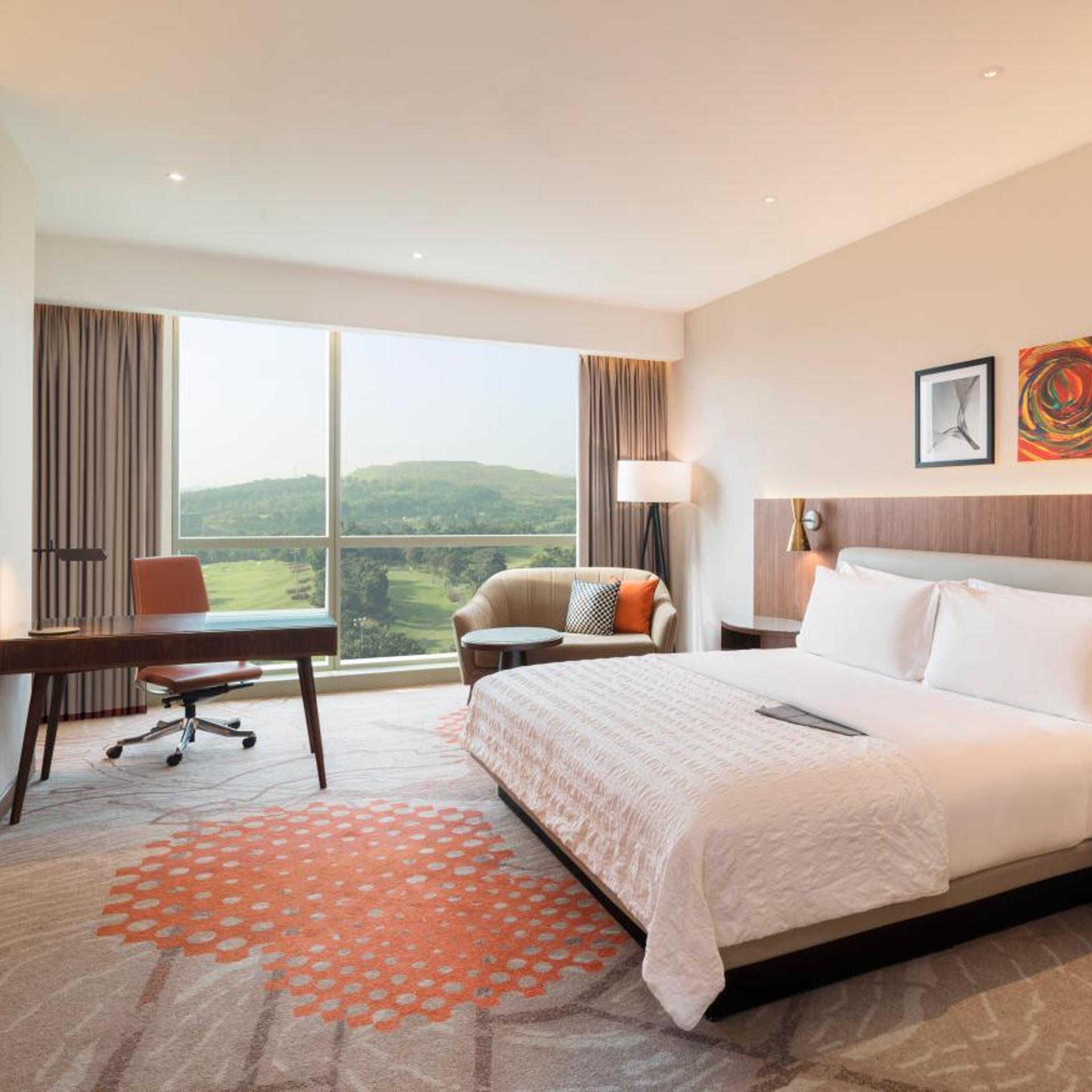 Guest Room, King Bed, Golf Course View