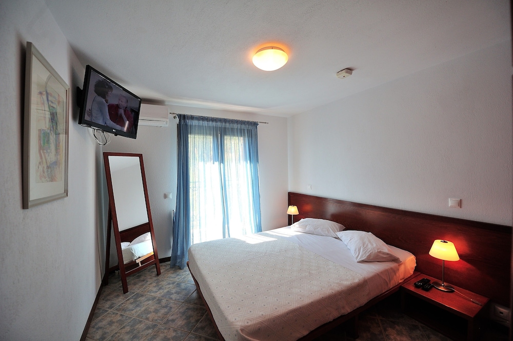 Eye Q Resort 9/45