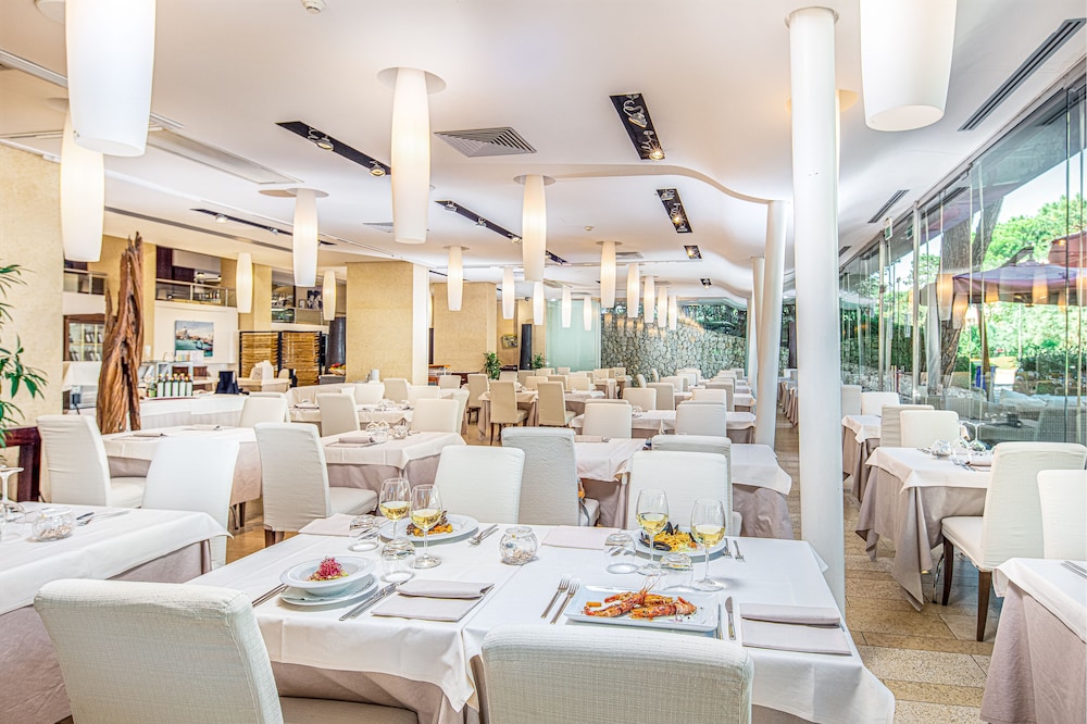 Rex Hotel 44/56