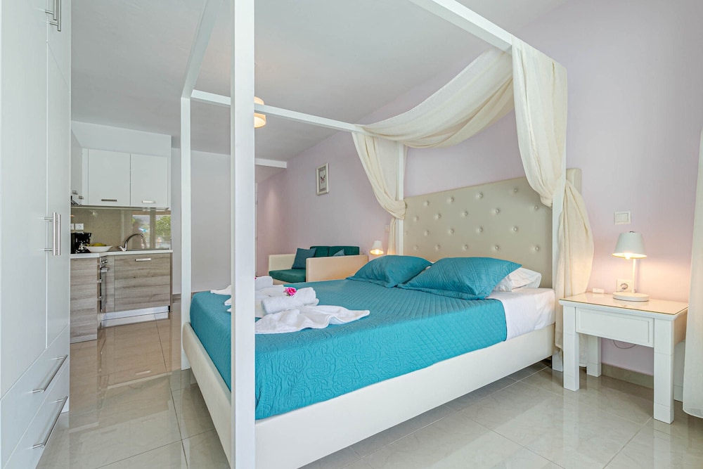 Swim Up, Comfort, Twin Beds, Sofa