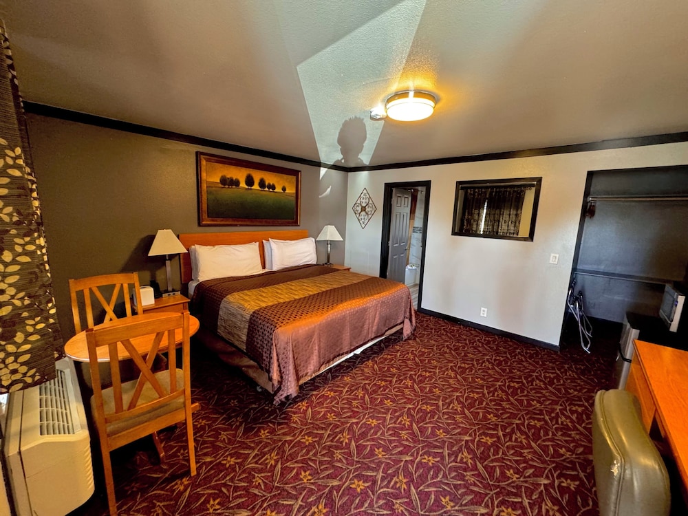 ROYAL, KING BED, PRIVATE BATHROOM