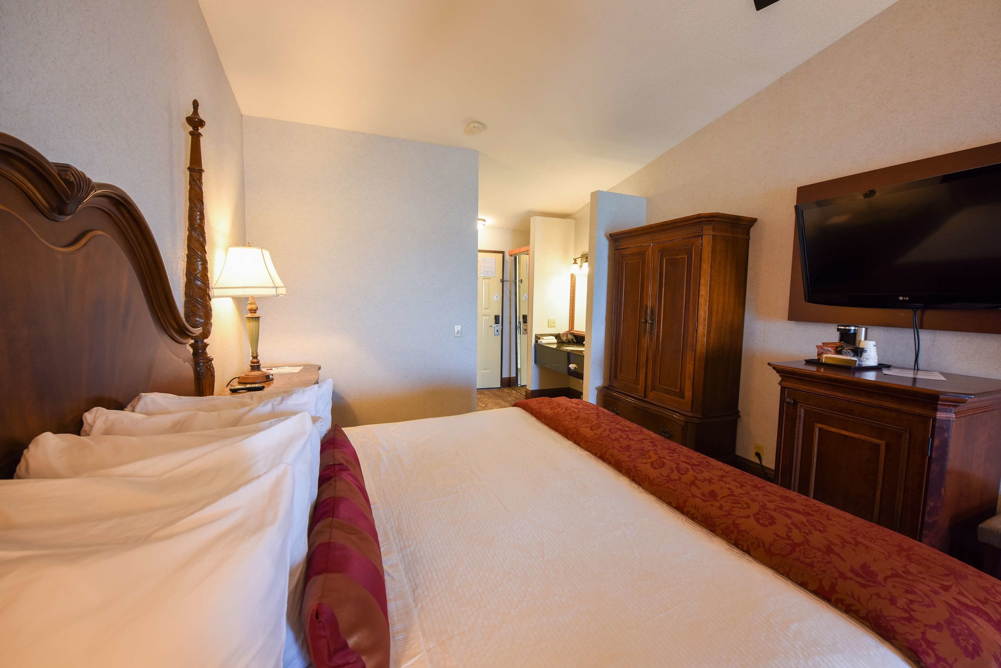 Standard, King Bed, Lake Side, Sofa