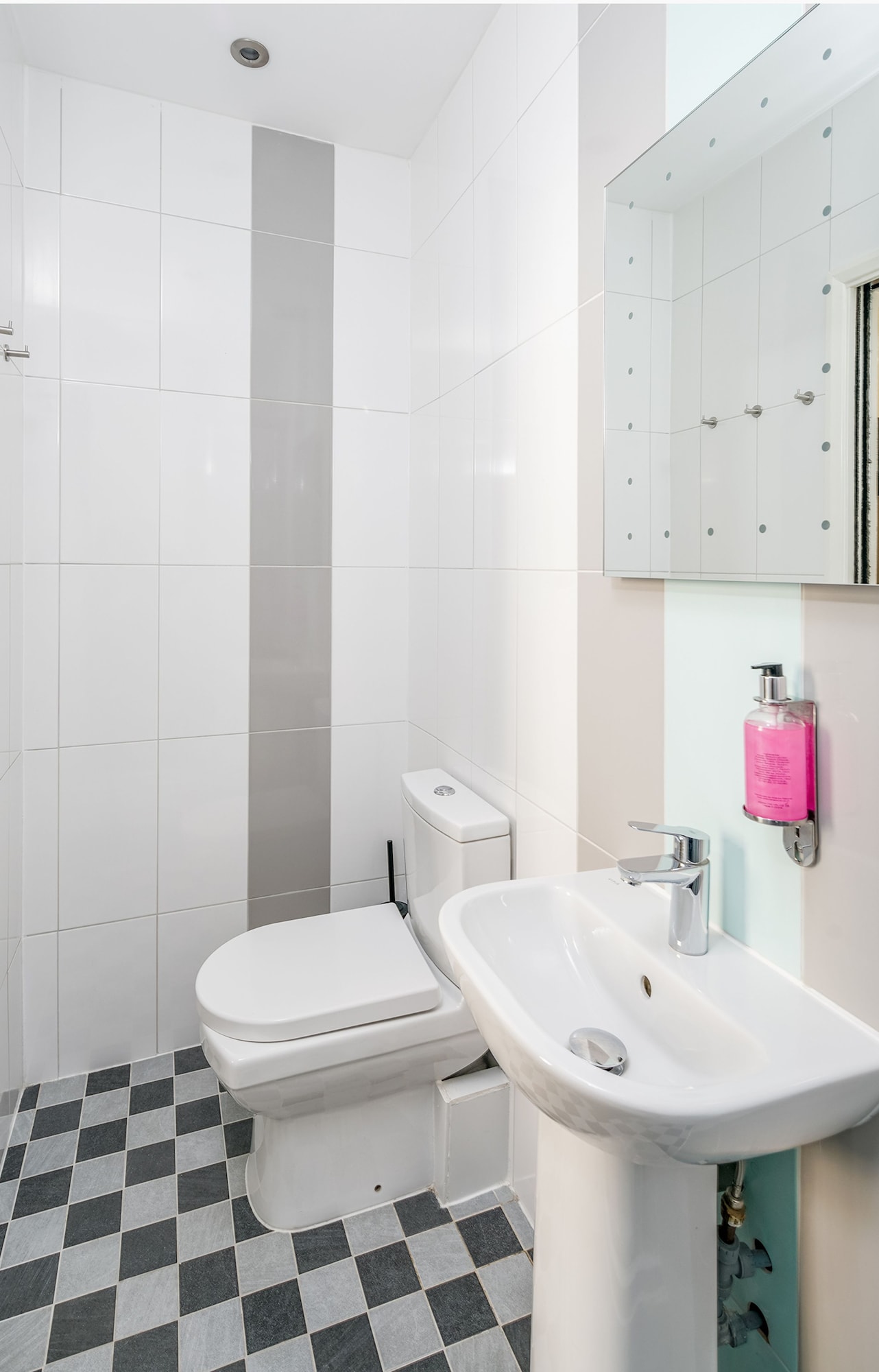 Deluxe, Triple, 1 Double and 1 Single Bed, OYO Bakers Hotel London Victoria 3/3