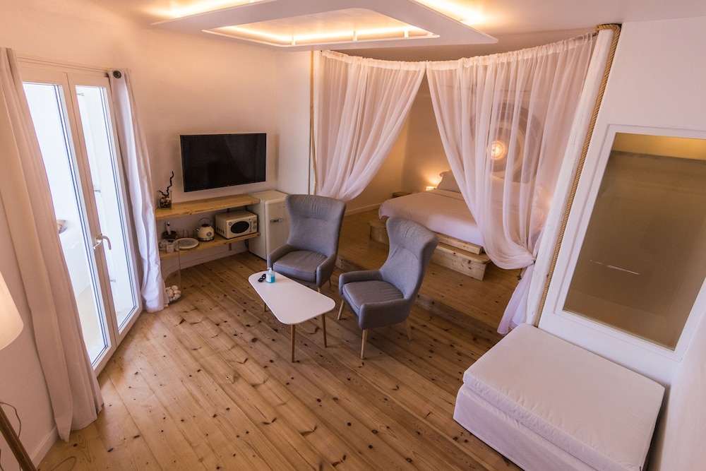 SALT SUITES & EXECUTIVE ROOMS 42/56