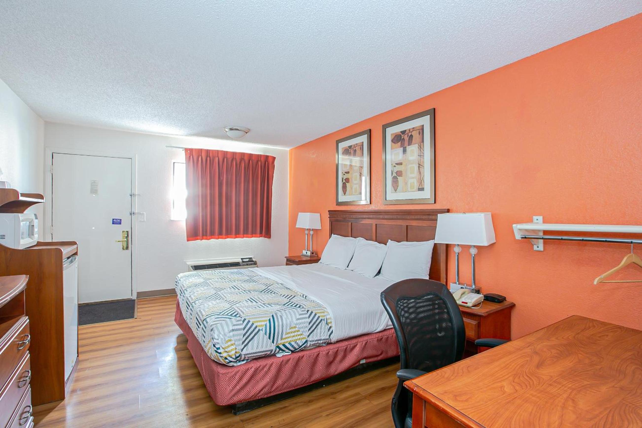 ROOM, KING BED