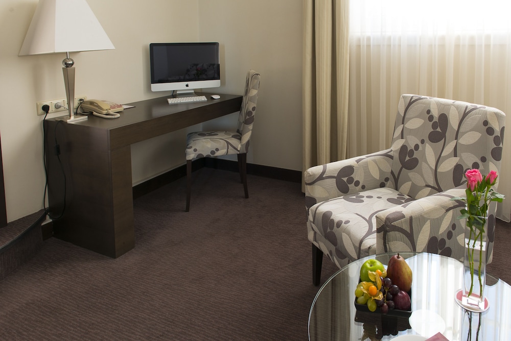 Grand Hotel Bohemia 25/50