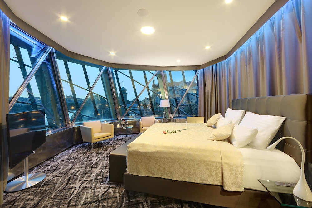 DANCING HOUSE HOTEL 43/75