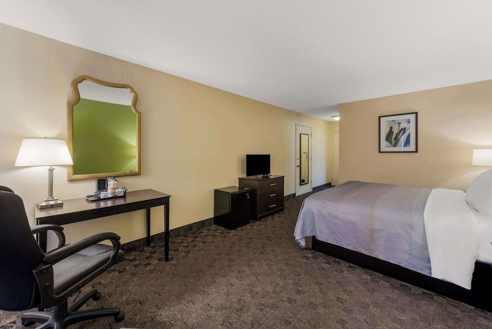 Quality Inn Saint Louis Airport photo3