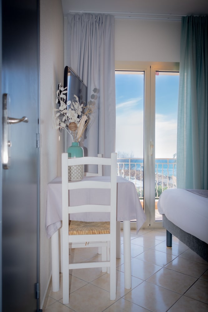 Hôtel Reine D'Azur 25/50