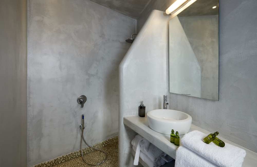 APERANTO SUITES 66/70