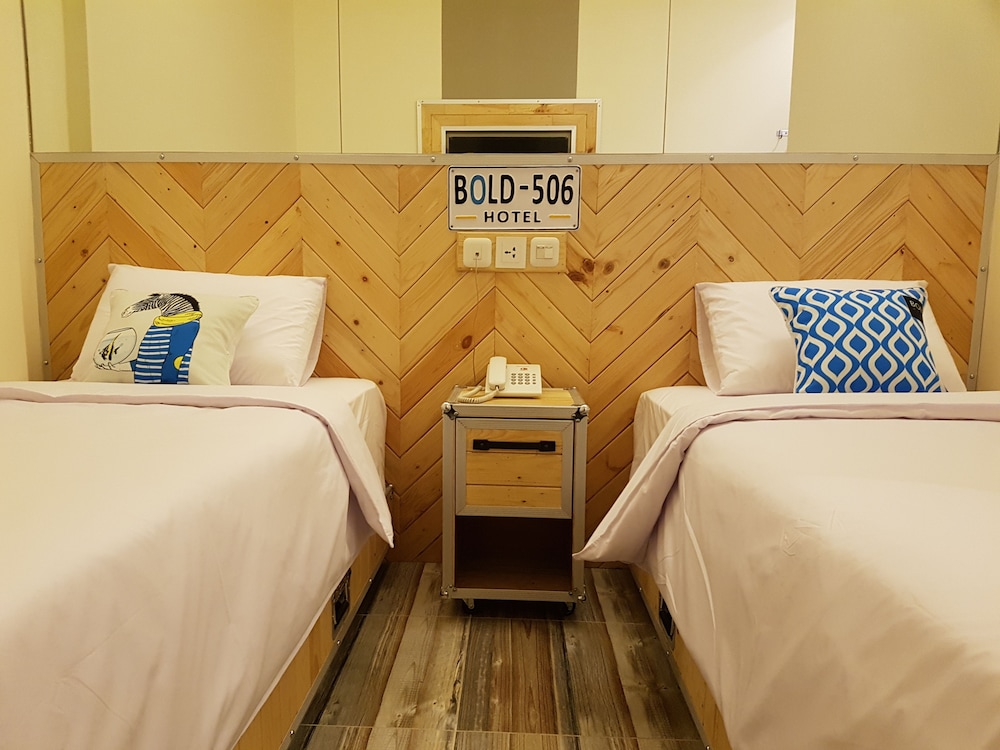 DELUXE, TWIN BEDS, NO WINDOW