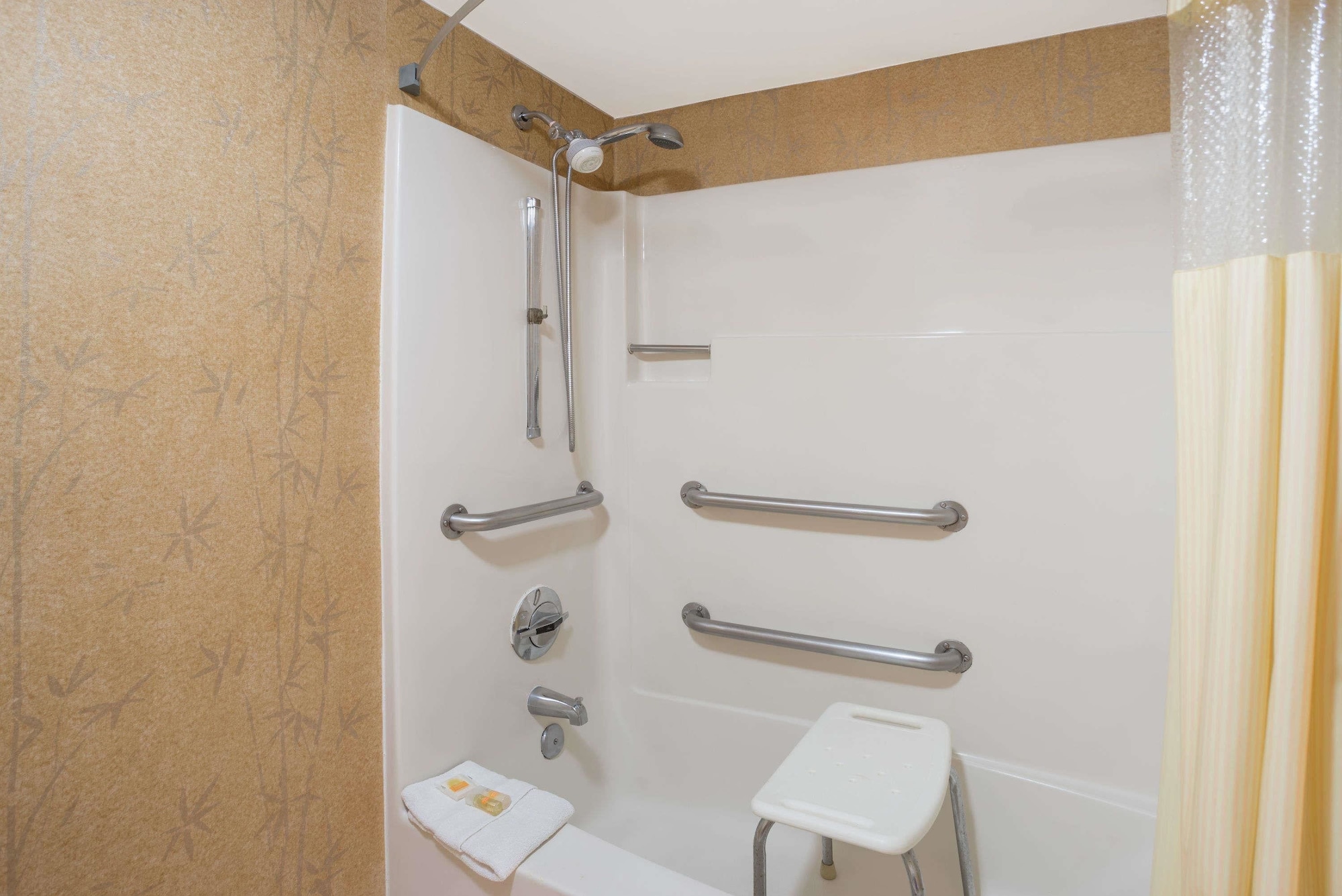غرفة بسريرين كوين لذوي الإعاقة، Days Inn by Wyndham Westminster, MD 3/4