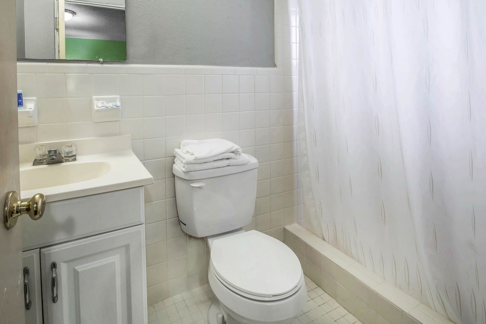 Rodeway Inn & Suites Winter Haven Chain of Lakes 10/35