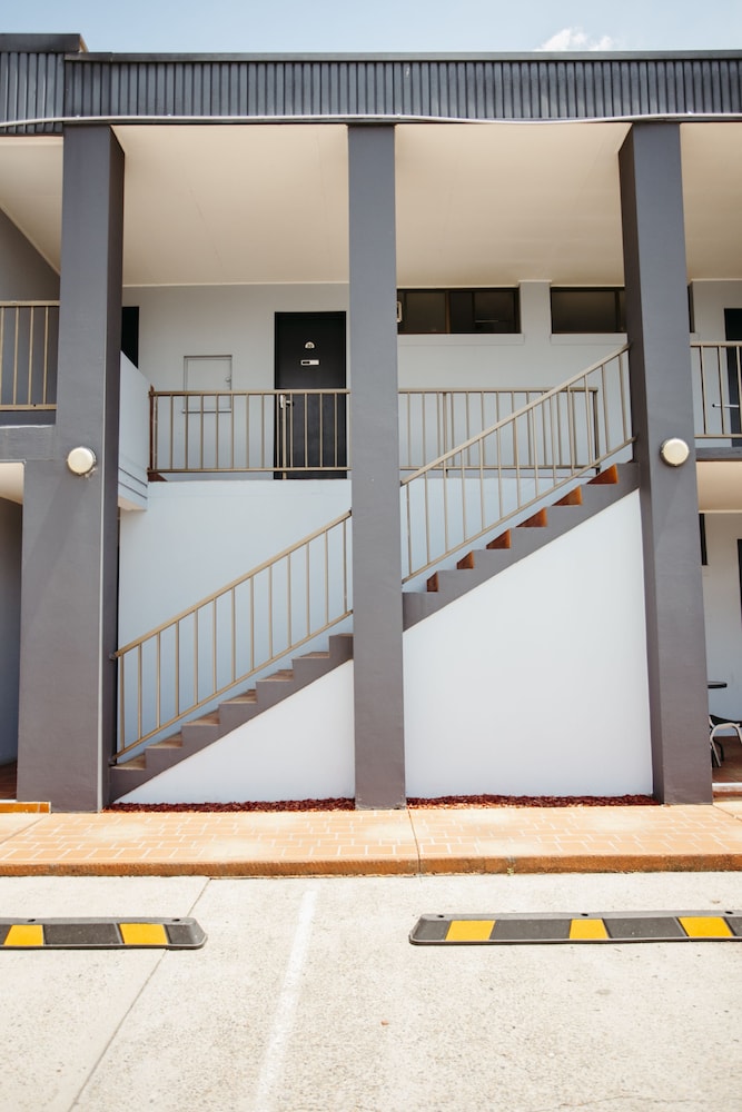 Colonial Motel 6/53