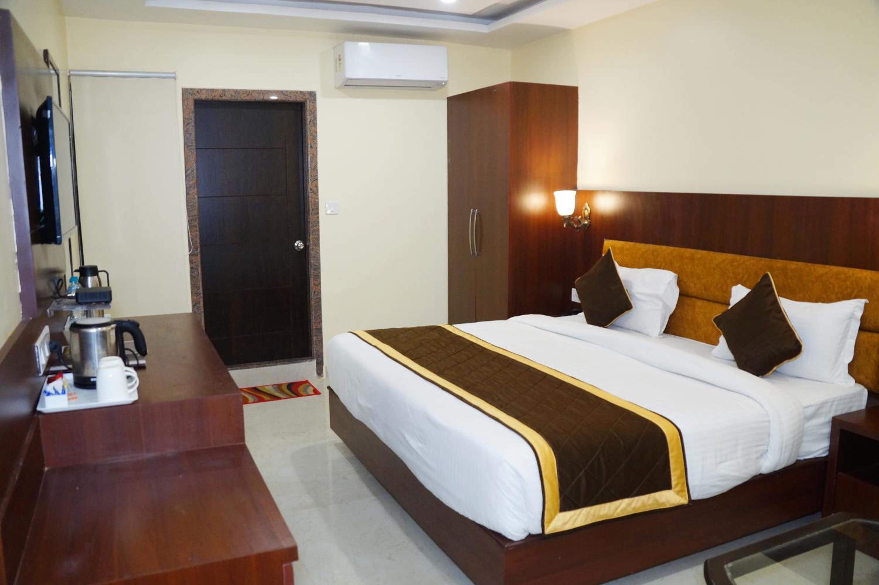 DELUXE, KING BED