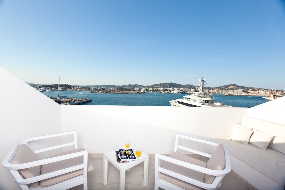 Hotel Ryans La Marina 59/69