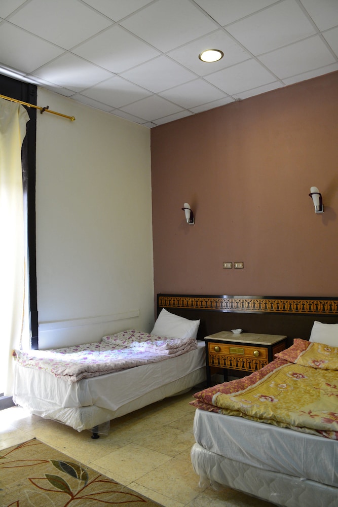 One Season Hostel 32/72