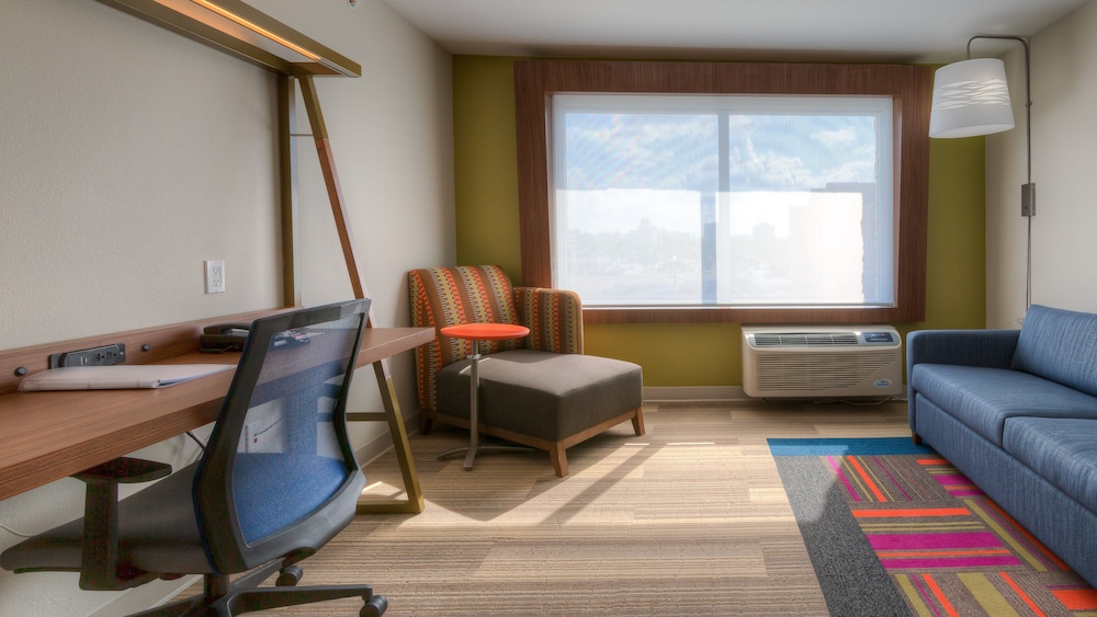 Holiday Inn Express Suites Tulsa Midtown 42/68