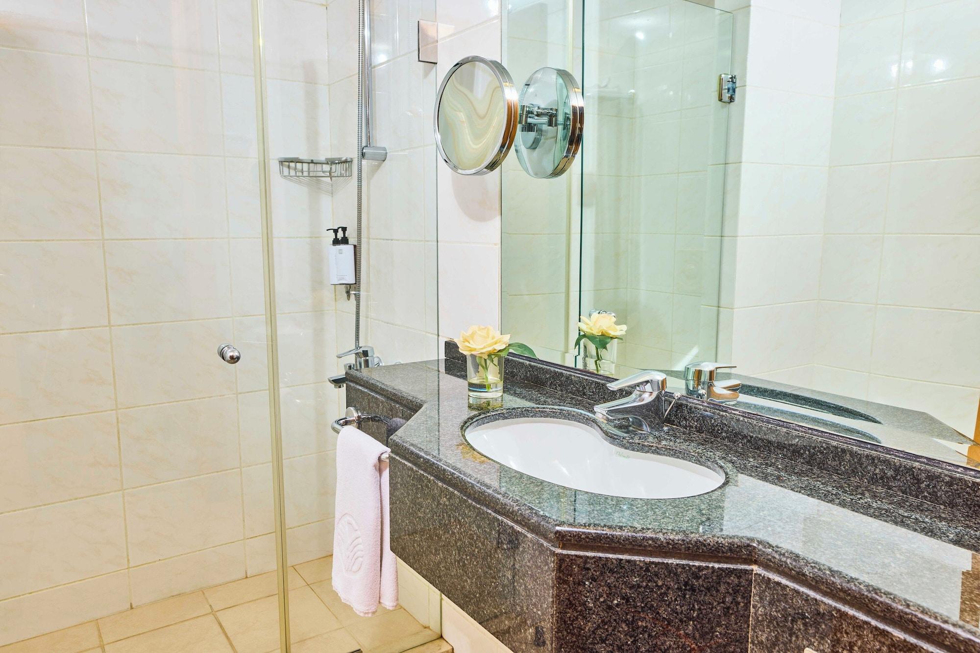 1 Bedroom, Suite, City View, Club Lounge Access, Gefinor Rotana Hotel Beirut 3/3