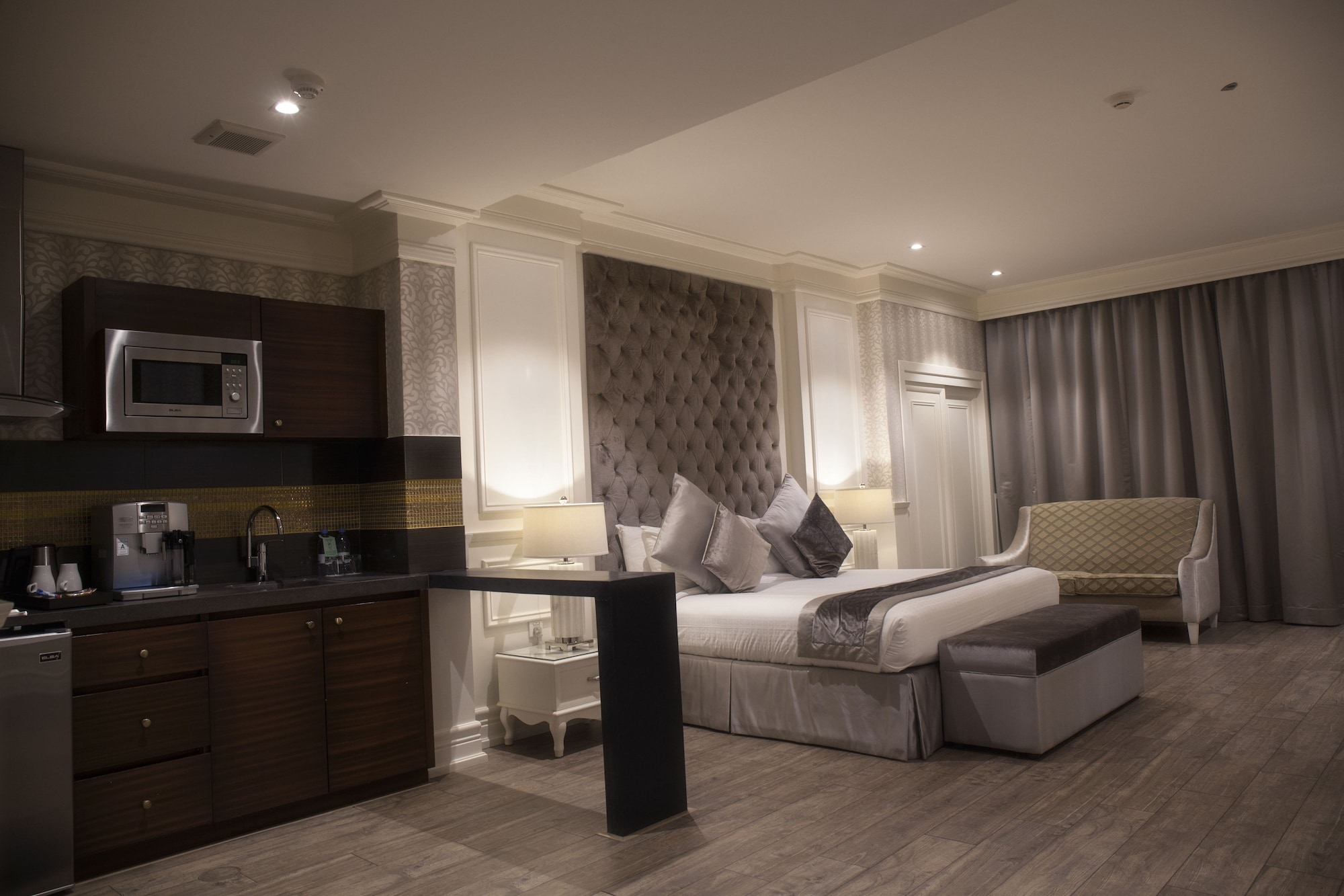JUNIOR SUITE, KING BED, BALCONY