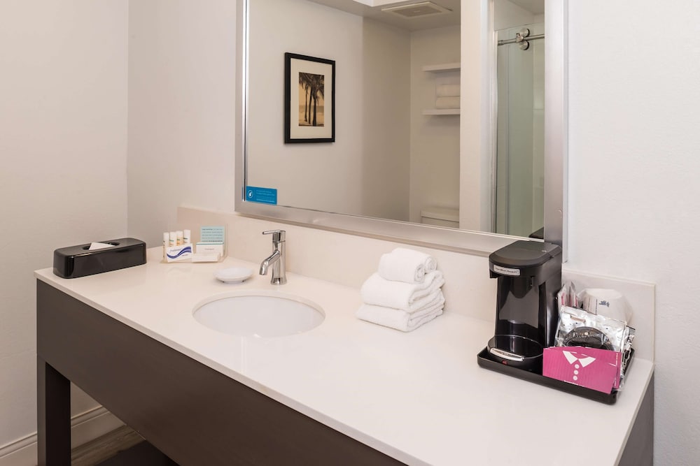 Hampton Inn Channel Islands Harbor 20/65