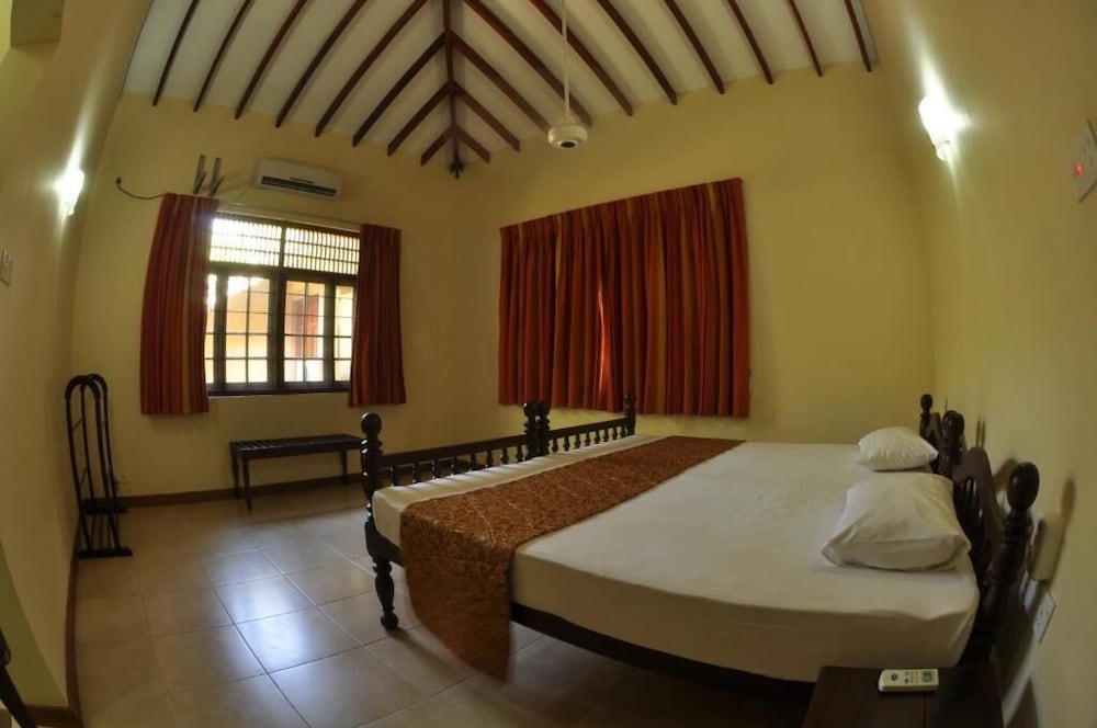 The Lake View Bungalow Yala 8/50
