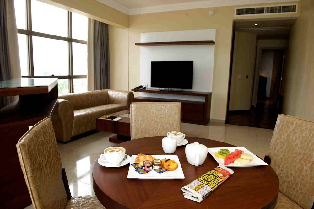 The Avenue Suites 30/46