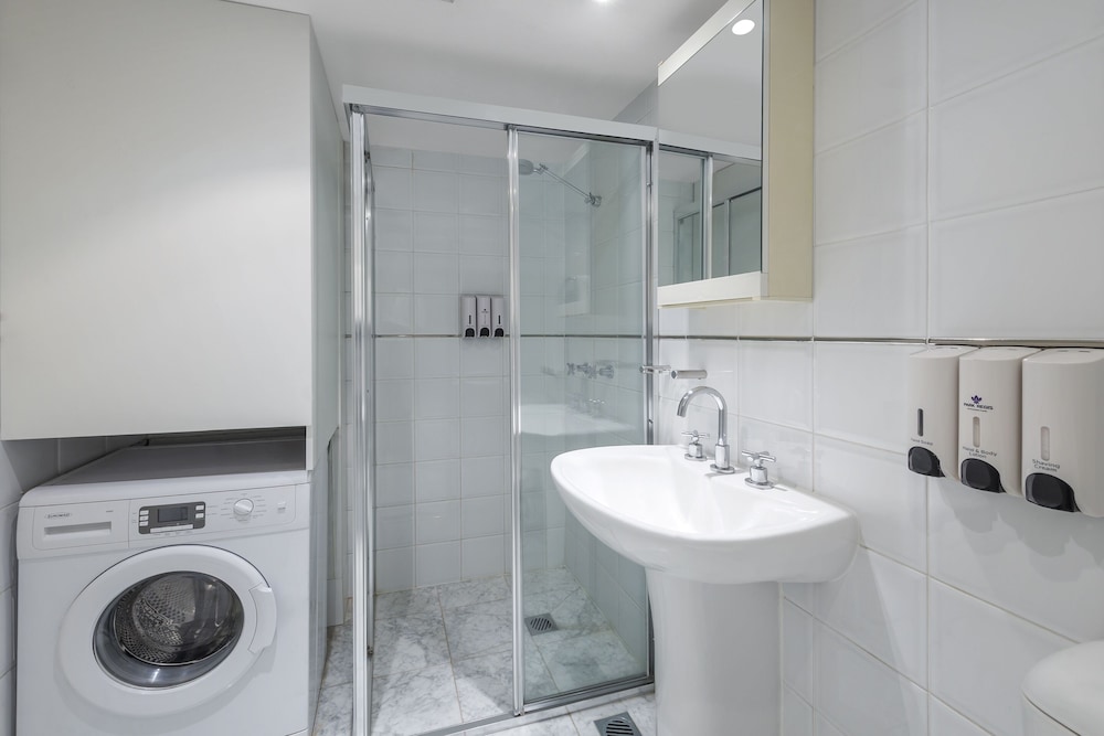 Park Regis Concierge Apartments 18/41