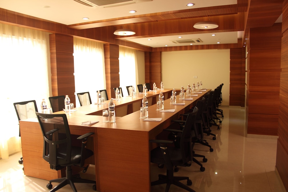Pristine Residency Hotel 13/16