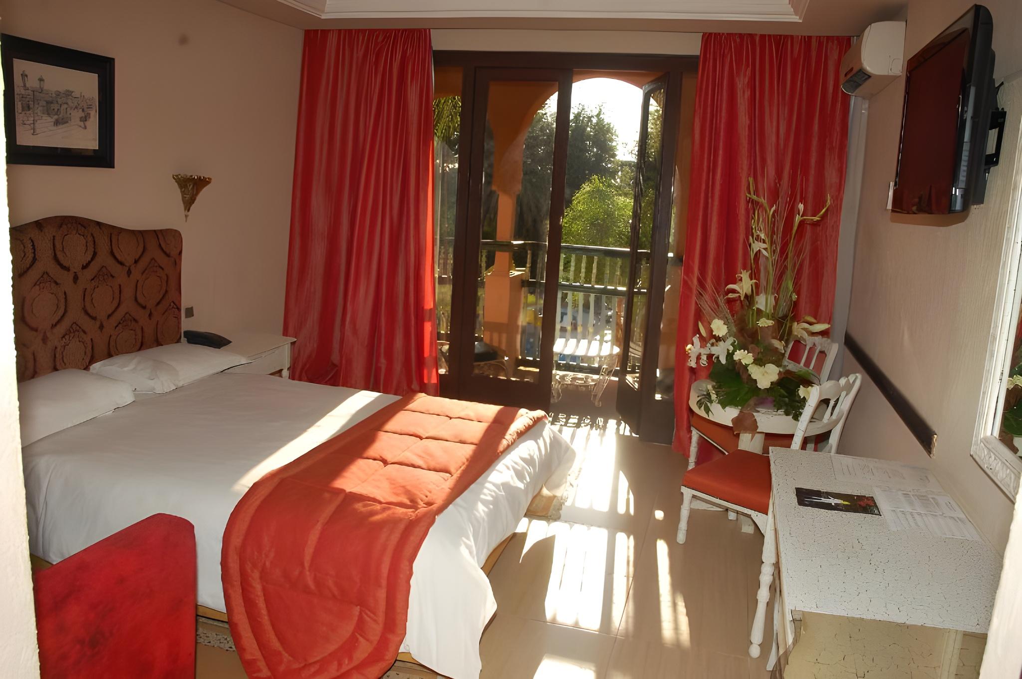 ROOM, DOUBLE BED