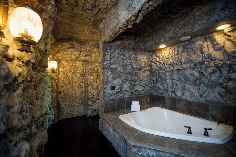 Eureka Springs Treehouses, Hobbit Caves &amp; Castles 47/52