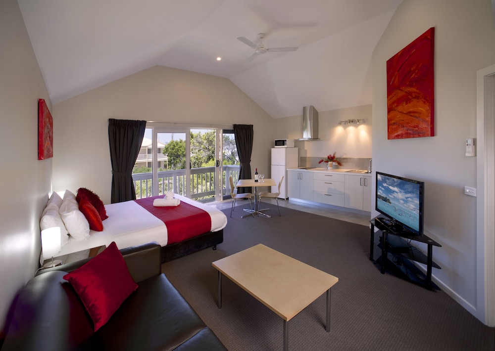Boathouse Resort Studios & Suites 21/69