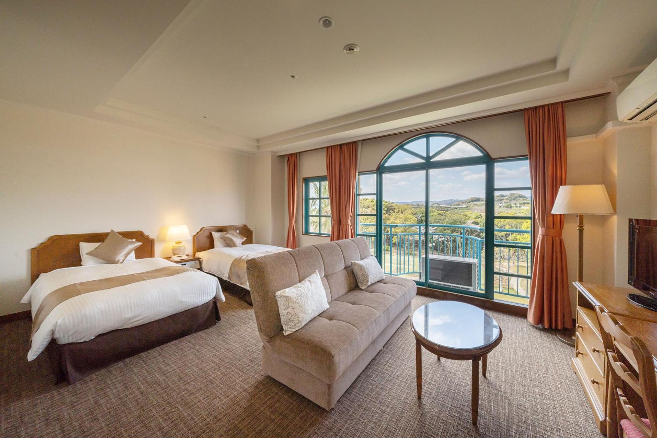 غرفة قياسية بسريرين منفصلين بحمام خاص