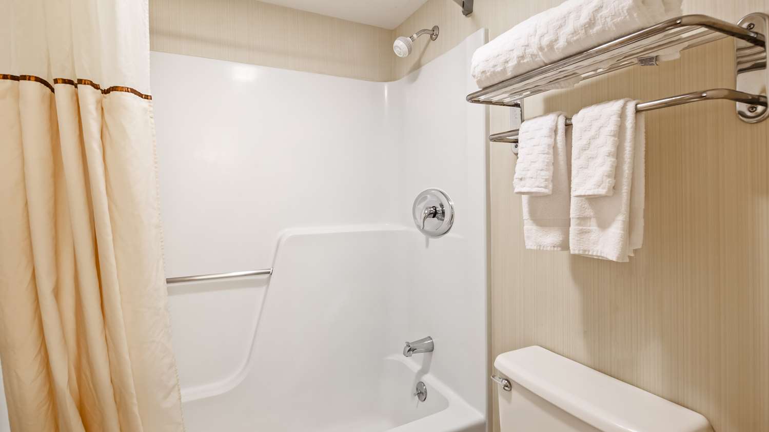 Best Western The Inn At Buffalo Airport 17/18