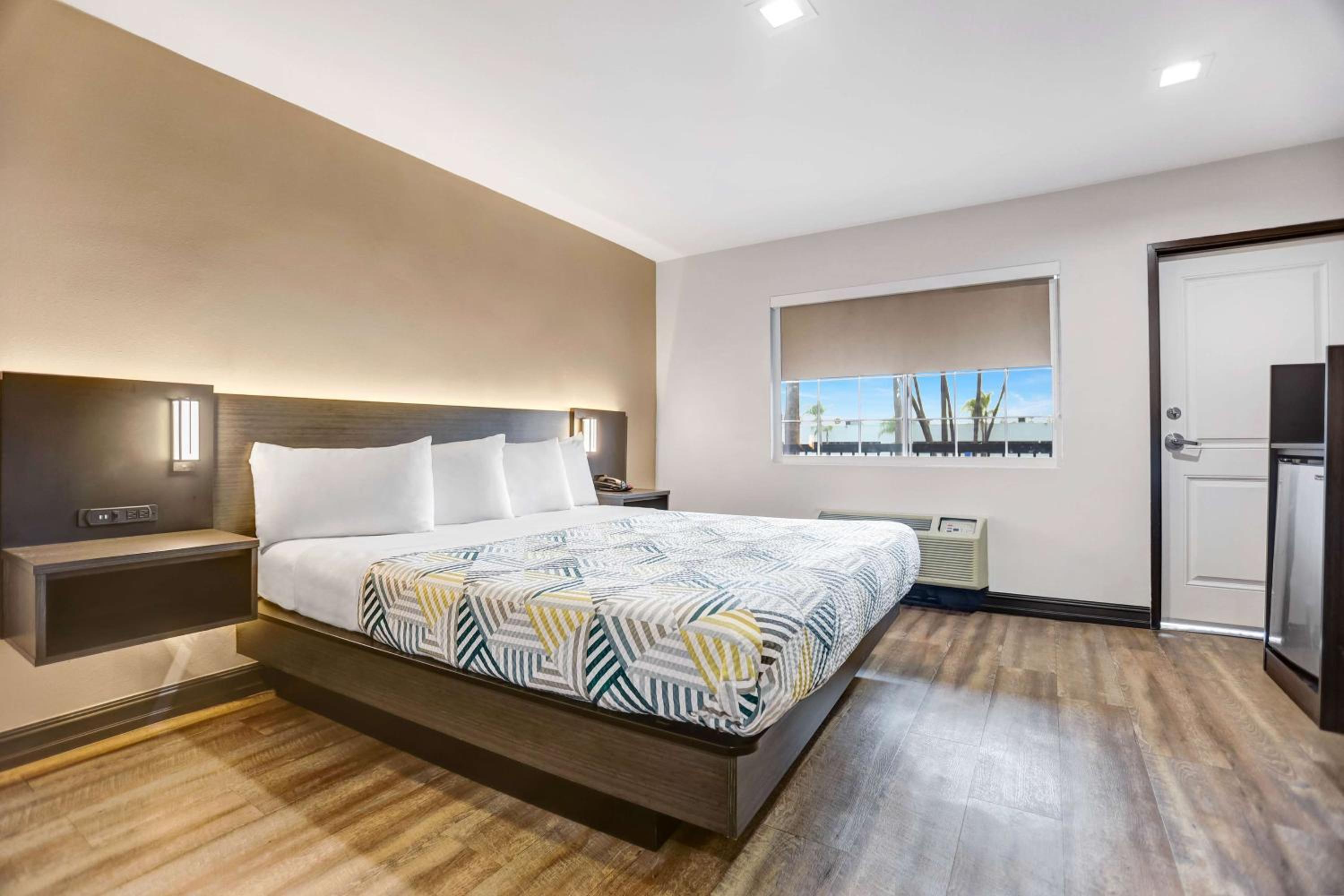 1 King Bed Non-Smoking