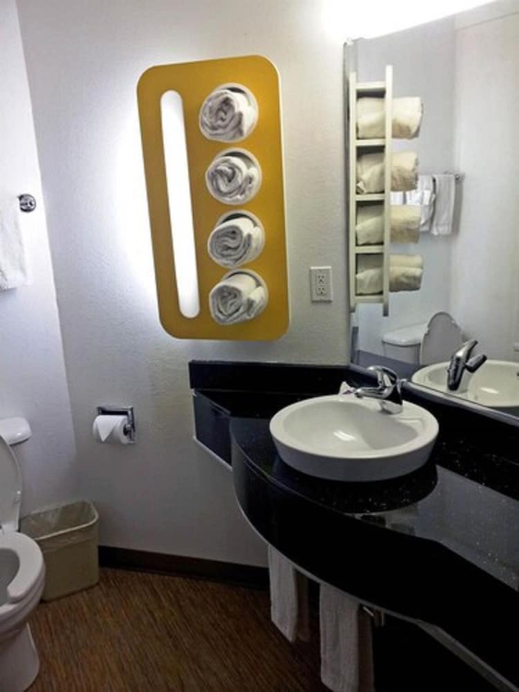 Motel6 Sinton, TX 48/51