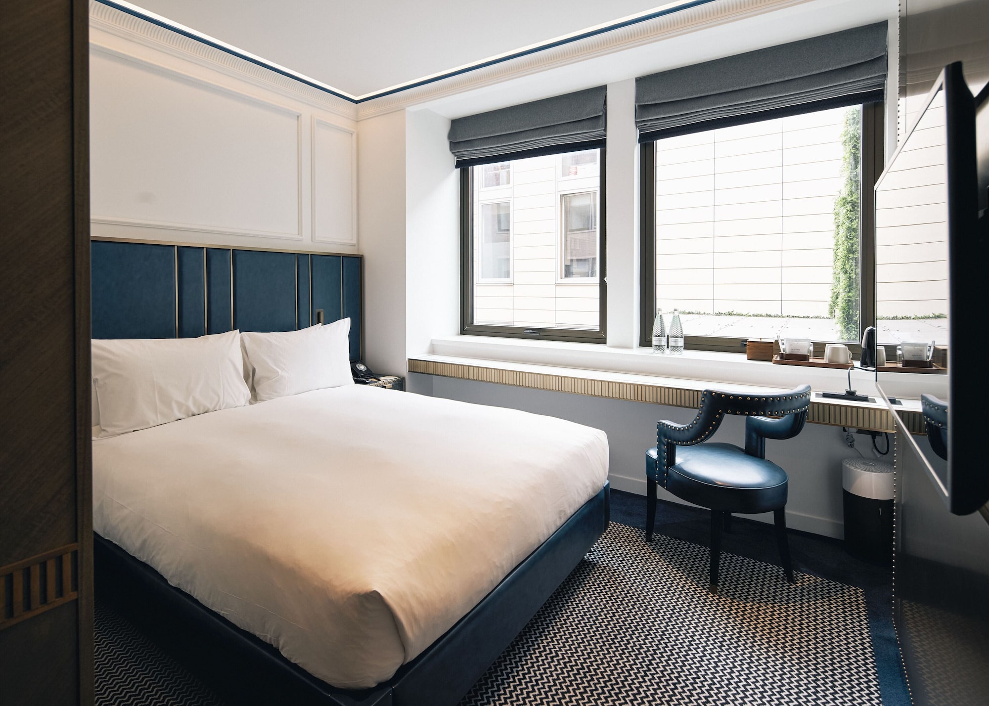 ROOM, DOUBLE BED