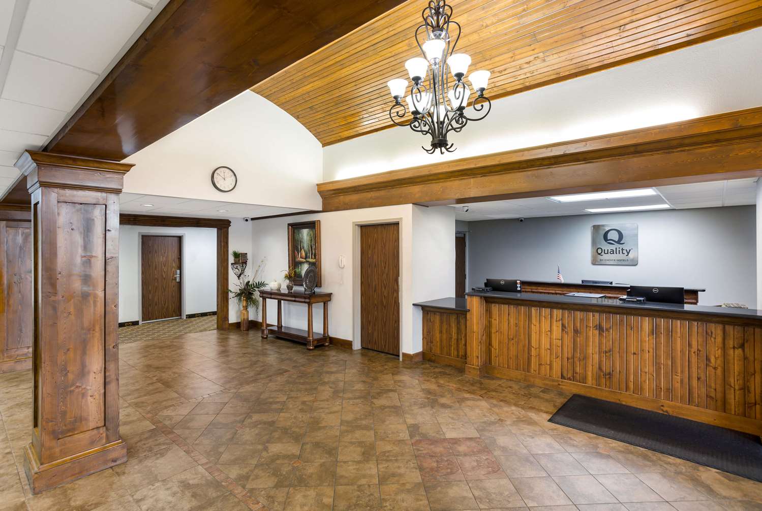 Quality Inn & Suites Monterey I-40 16/21